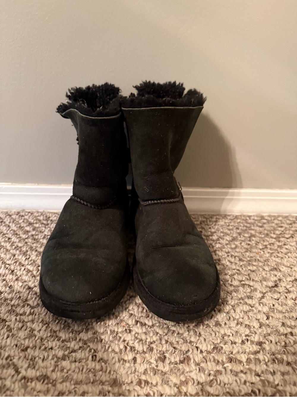 UGG Bailey bow black- size 3
